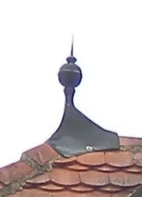 Jedna z malých baněk na hřebenu střechy