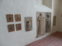 Stěna s epitafy a náhrobními deskami