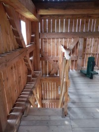 VM - dřevěné schodiště mezi podlažími