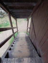 VM - dřevěné jednoramenné schodiště