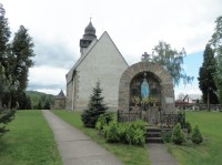 Kostel z východní strany a kaplička neposkvrněné Bohorodičky