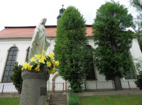 Socha Panny Marie a kostel