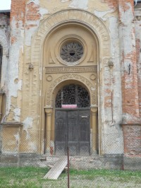 Portál s hlavním vstupem do synagogy