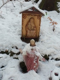 Dřevořezba Panny Marie s dítětem a soška Ježíše u studánky