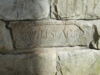 Kámen v podezdívce kaple s datumem jejího postavení