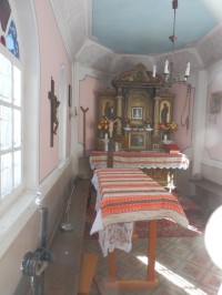 Interiér kaple focený přes čelní okénko