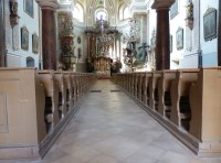 Pohled do interieru kostela od zamřížovaného vchodu