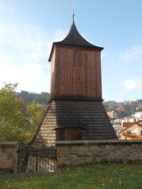 Dřevěná zvonice (foceno od kostela)