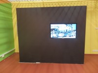 LCD obrazovka ke sledování dokumentárního filmu 