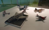 Malá vitrína s modely letadel
