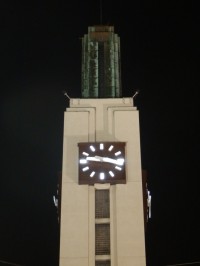 Detail věže v noci