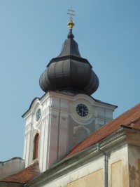 Věž na západní straně kostela
