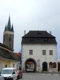 Horní velká brána s věží kostela sv. Ducha