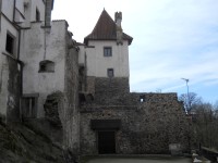 Zadní část hradu - asi věž Menhartka