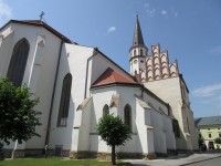 Kostel sv. Jakuba s přistavěnou knihovnou z druhé strany