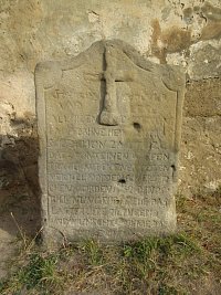 Originál kamenného kříže, který sem byl přemístěn z místa, kde byl zavražděn majitel panství Jindřich Prakšický ze Zástřizl