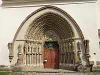Unikátní gotický portál baziliky