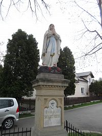 Socha Panny Marie  Lurdské z r. 1896 na jižním okraji obce