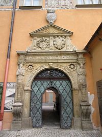 Kamenný portál zámku ze 16. století