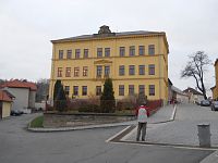 Škola na křižovatce Komenského a Jeronýmovy ulice