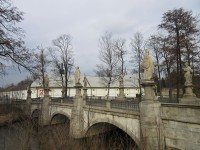 Kamenný most s bývalým pivovarem v pozadí