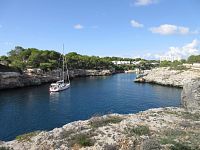 Magic Boat Menorca s pláží Cala en Blanes