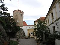 Na nádvoří zámku - kamenná okrouhlá věž s břitem