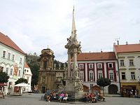 Horní náměstí - Sousoší Nejsvětější trojice, Dietrichsteinská hrobka a bývalá klenotnice