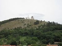 Pohled na Svatý kopeček z průčelí hrobky