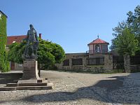 Husovo náměstí - u infocentra - socha Jana Černčického z Kácova z r. 2001 (k 500. výročí založení města)