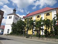Kostel sv .Václava se zvonicí