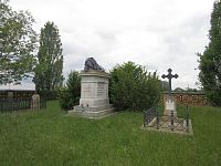 Mramorový podstavec se spícím lvem je pomník pruské 1. gardové pěší divize, itinový kříž  je věnovaný všem padlým rakouským a pruským vojákům
