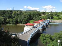 Most s jezem a malou vodní elektrárnou
