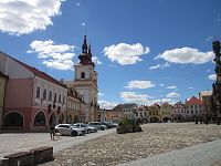 Mírové náměstí s kostelem Povýšení sv. Kříže