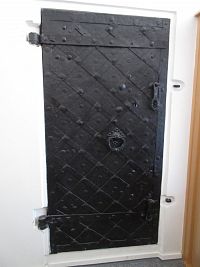 Kovové dveře z radnice na věž