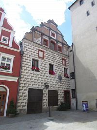 Ulice Jana Švermy - dům u brány