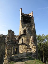 Věž z nádvoří hradu