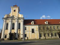 Svatoplukova ulice - kostel sv. Jana Nepomuckého s klášterem Milosrdných bratří