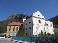 Kostel Narození sv. Jana Křtitele s klášterem a se skálou