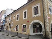 Roh Kanovnické ulice a náměstí - původně gotický dům s renesančním průčelím z r. 1565 a s jedním obloukem podloubí