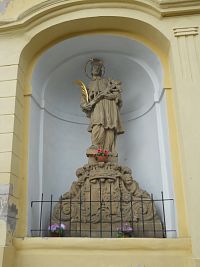 Sv. Jan Nepomucký zasazený do budovy radnice