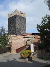 Černá věž a mostek do hradu