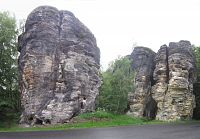Pohled na skály od parkoviště Procházka v přírodní památce Tiské stěny
