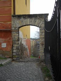Úzká kamenná branka z Dvořákovy ulice