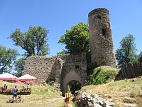 Vchod do hradu s jednou věží