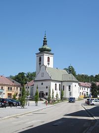 Volary - kostel sv. Kateřiny, vlevo je infocentrum