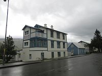 Island – obec Seyðisfjörður s ozvěnovým památníkem a vlastním pivem a s nedalekým vodopádem Gufufoss
