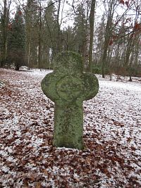 Smírčí kříž v parku