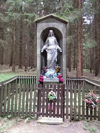 Kamenný výklenek s litinovou sochou Panny Marie