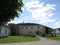 Klášter - zbytky cisterciáckého kláštera Pomuk